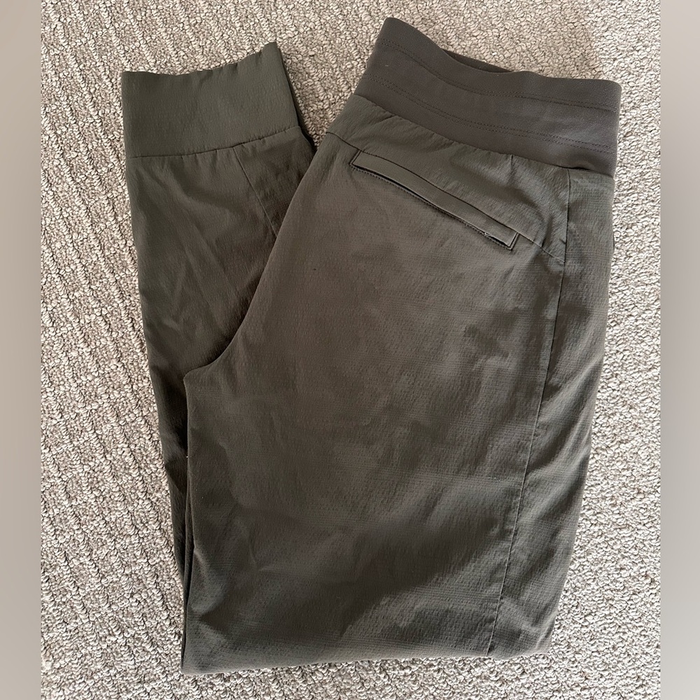 Athleta Trekkie North Jogger- size 8